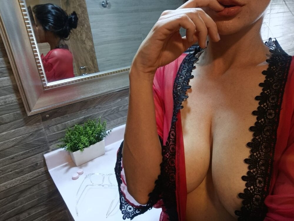 danaalamiri from stripchat