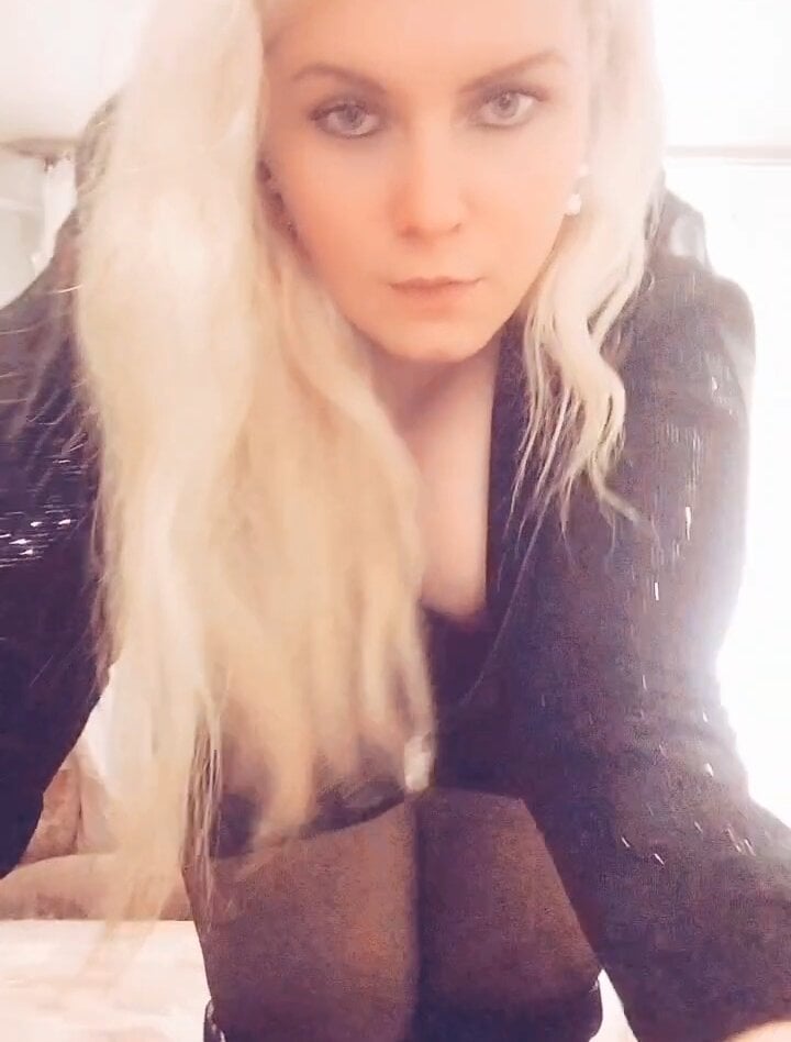 pornsexycams.com sweetsmils livesex profile in blond-hair cams