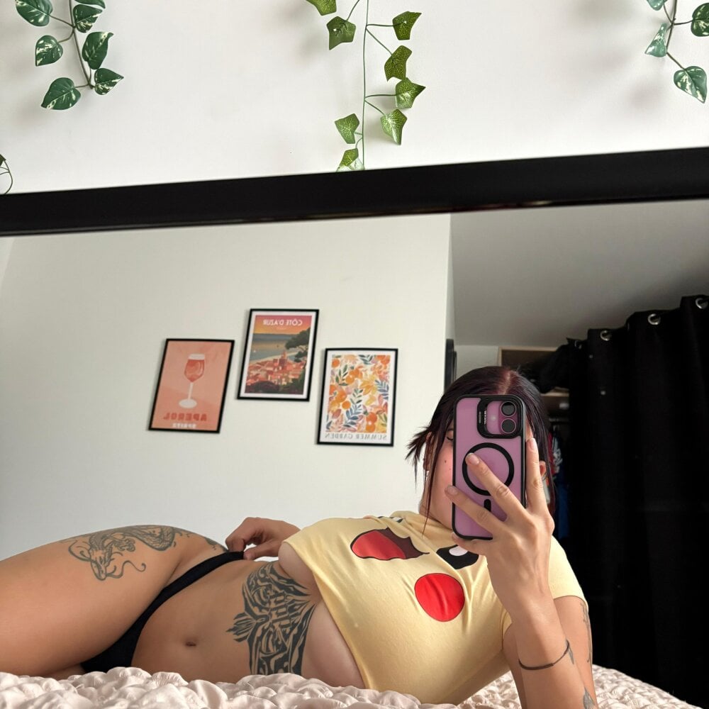 stripchat julieeeeee75 webcam profile pic via badgirlwebcam.com