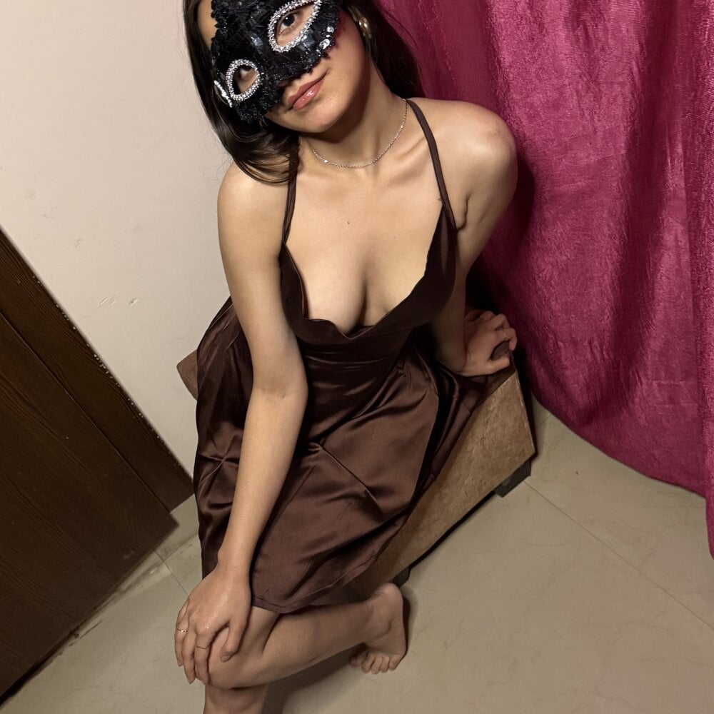 free6cams.com hottie_heer livesex profile in thin cams