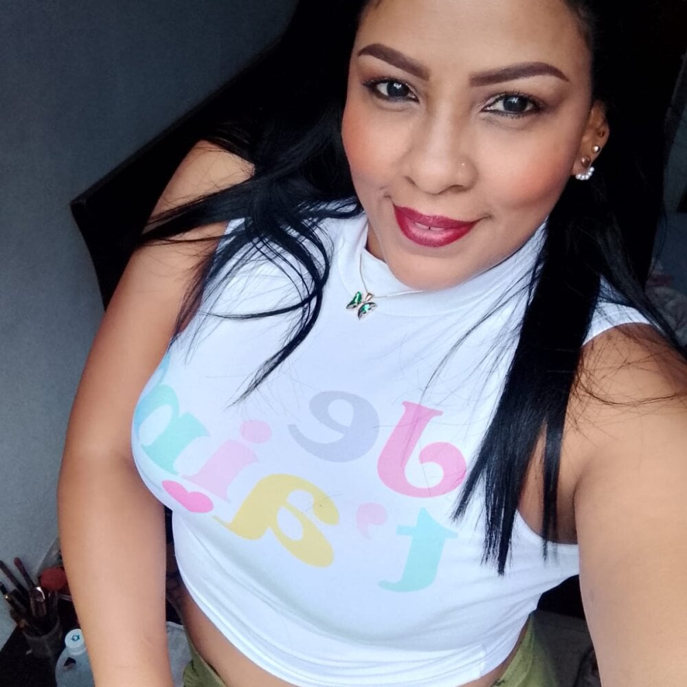 charlotte_rose0 live cam model at StripChat