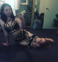 Ropebunny101's Offline Chat Room