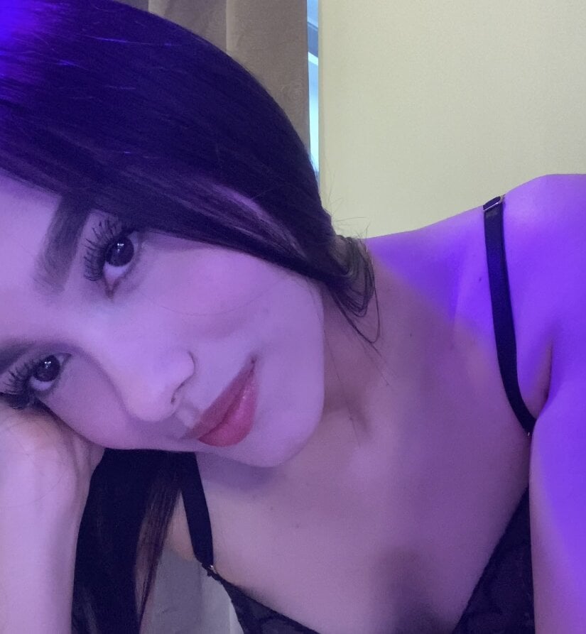 watchgirlcam.com keira_corleone livesex profile in on-the-other-side-of-the-screen cams