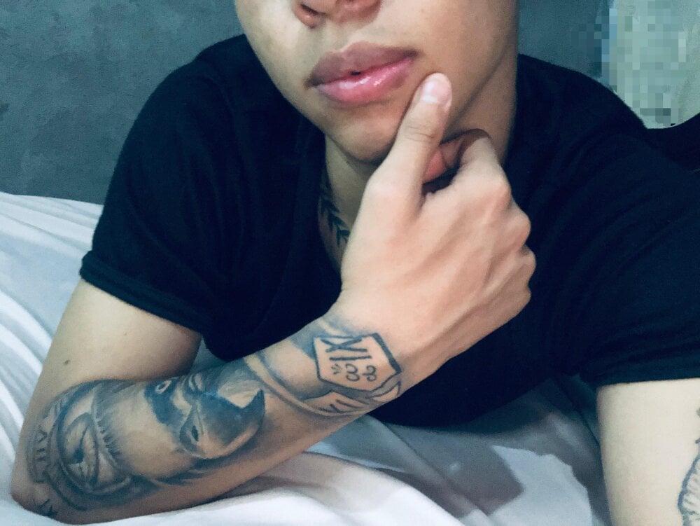 leo_hot19's Offline XXX Chat