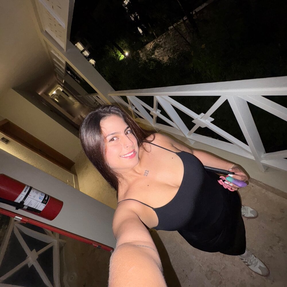 chatnmate.com mia_fox4 livesex profile in from-a-planet-where-music cams