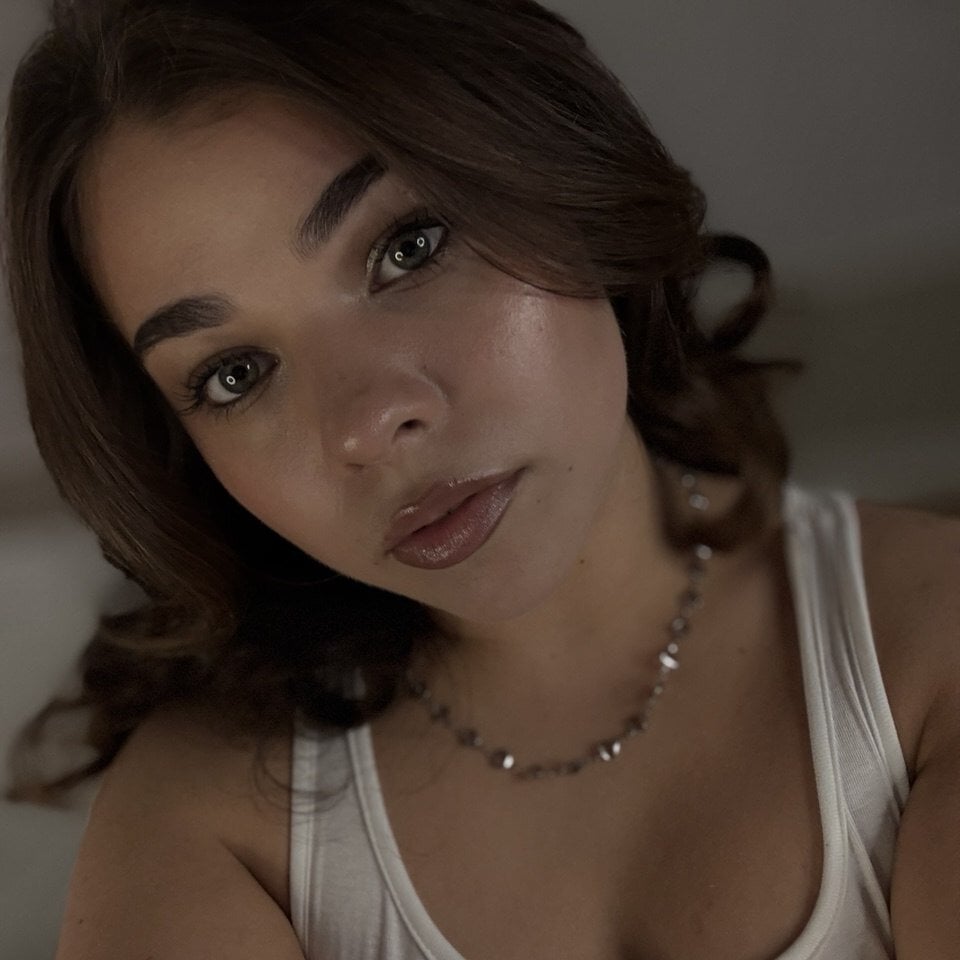 Hotchilling live cam model at StripChat