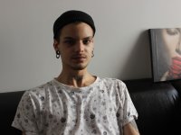 TrentyWhat's Offline Chat Room