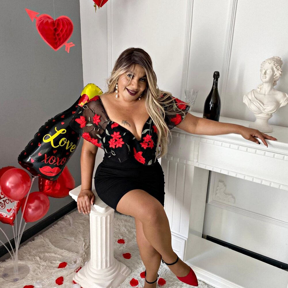 Live sex webcam photo for MiaMancini #290187169