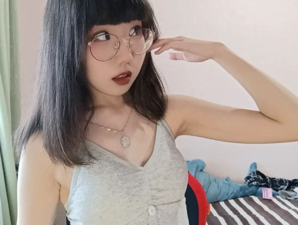 UdelaDodson live cam model at StripChat
