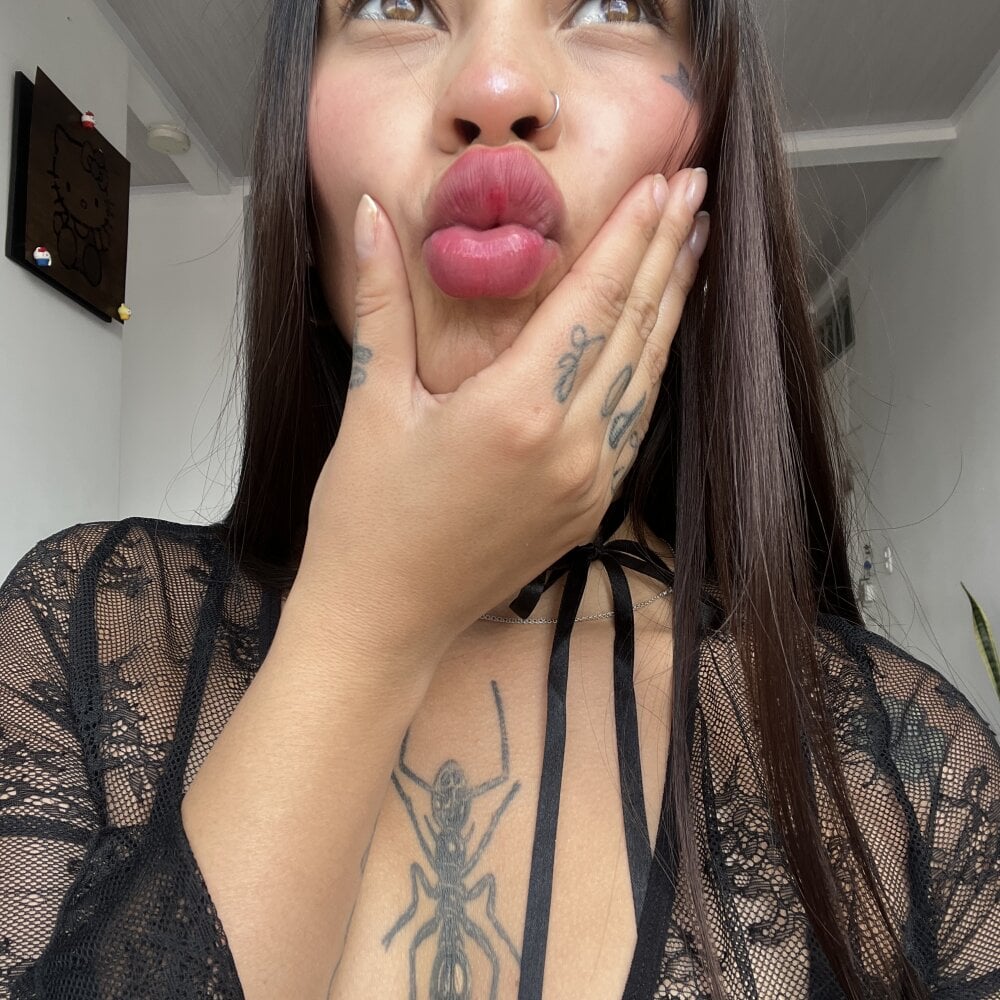 mega-camsex.net macarenaa1 livesex profile in latino cams