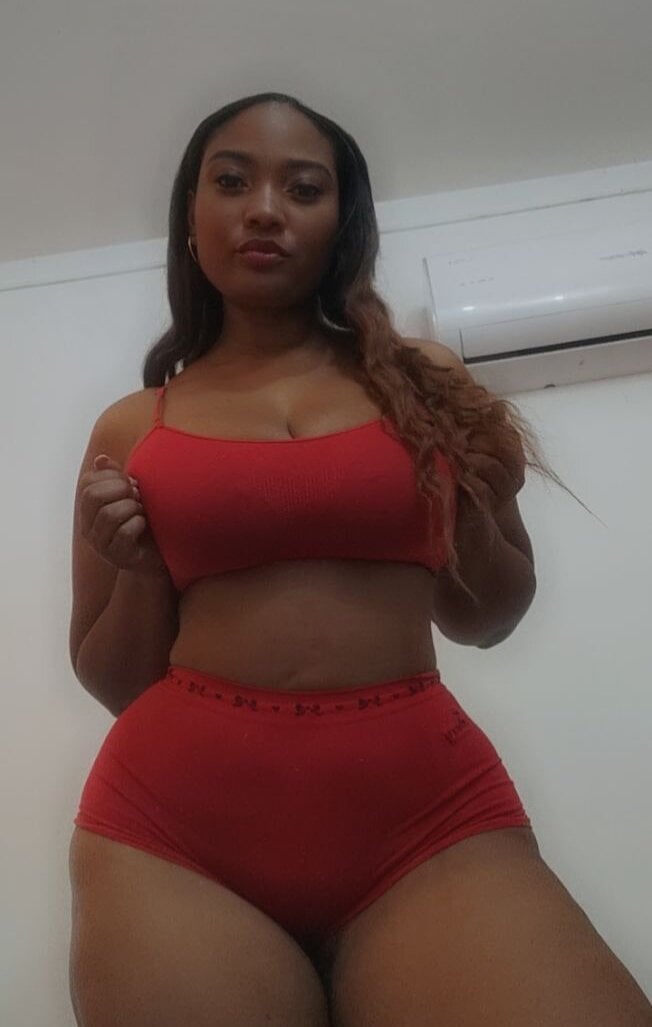 Watch  curvyebonyy1 live on cam at StripChat