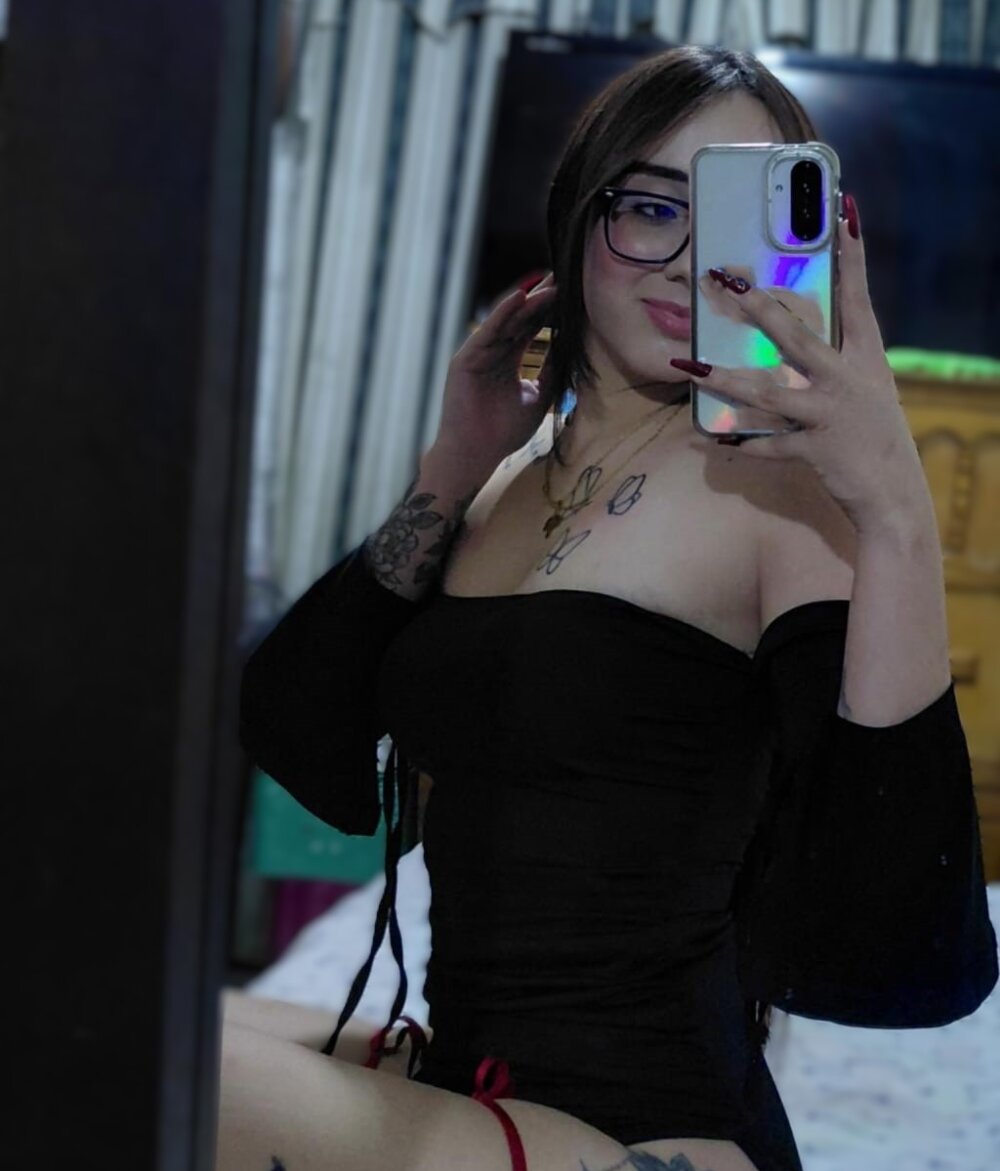 KylieCooperr_ Offline XXX-Chat