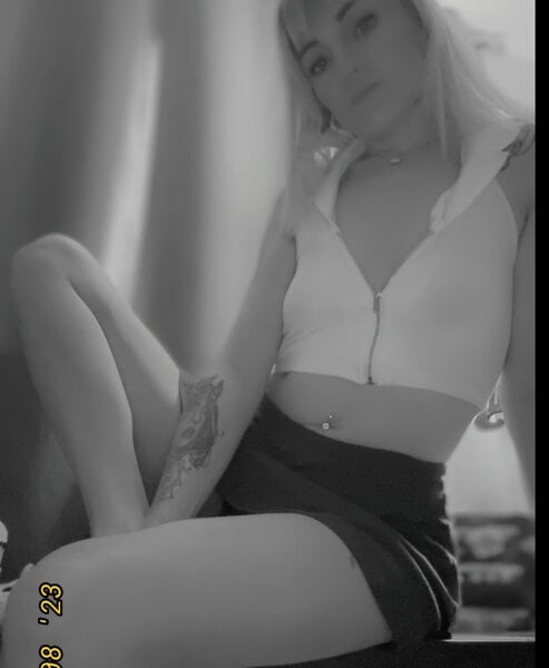 _o0nikki_ live cam model at StripChat