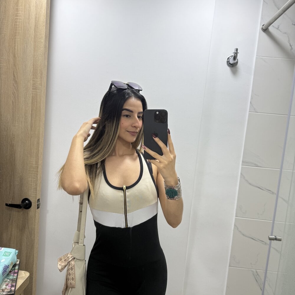 niqueilla8 from stripchat