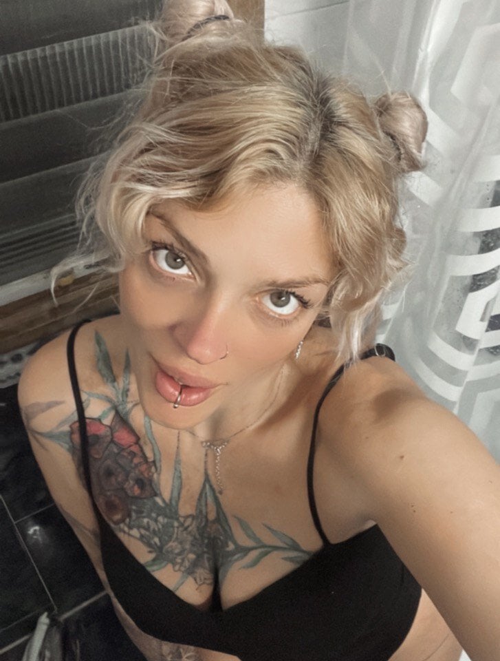 Freia_ 👒 live webcam