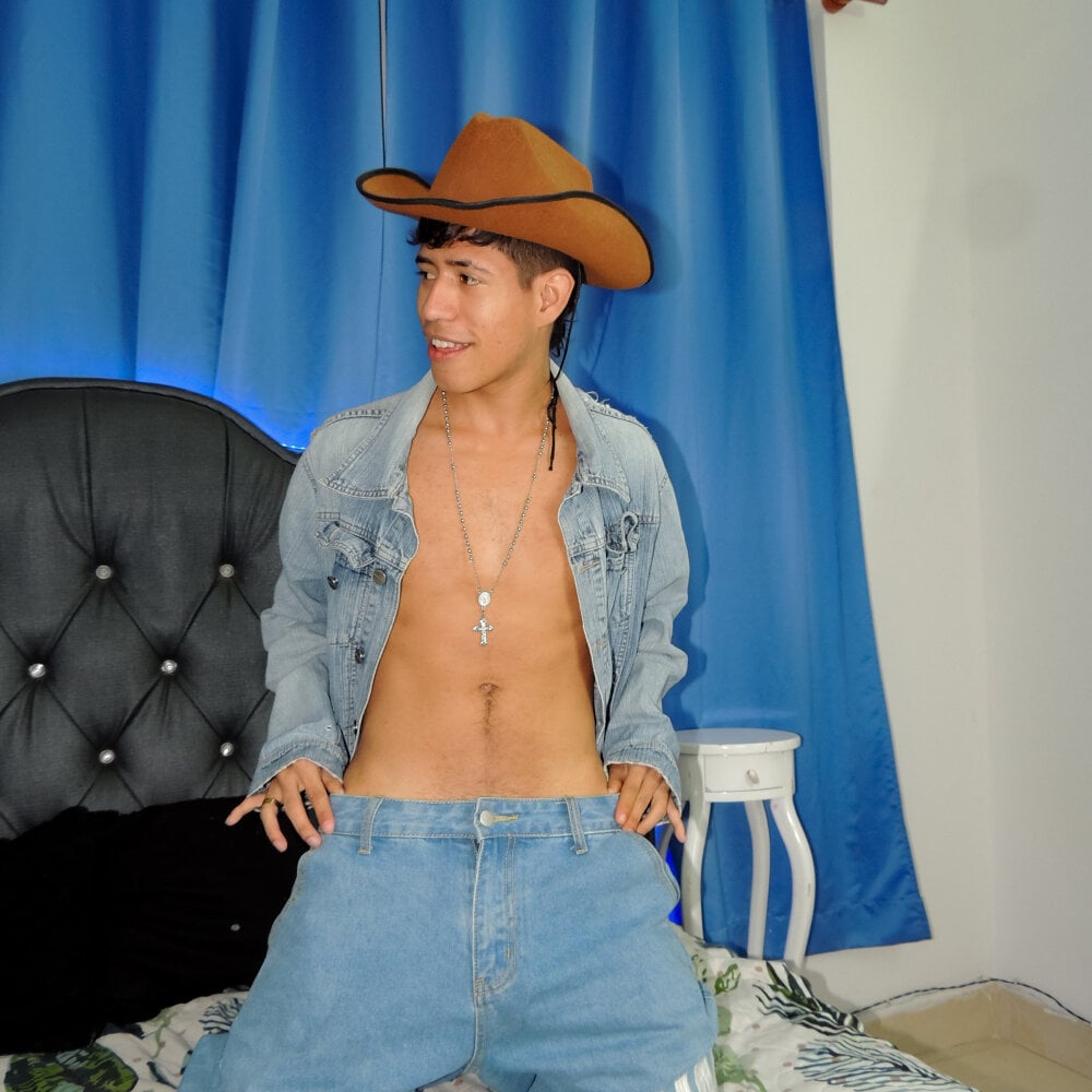 dareck_18 from stripchat