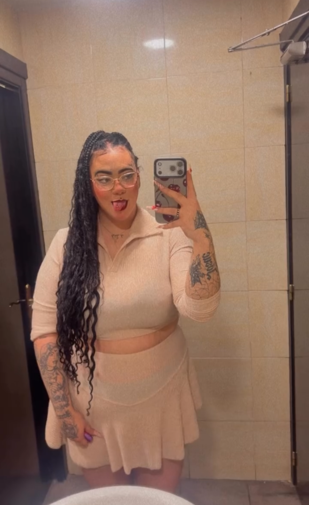 diablita13 webcam livesex profile in at-the-garage cams