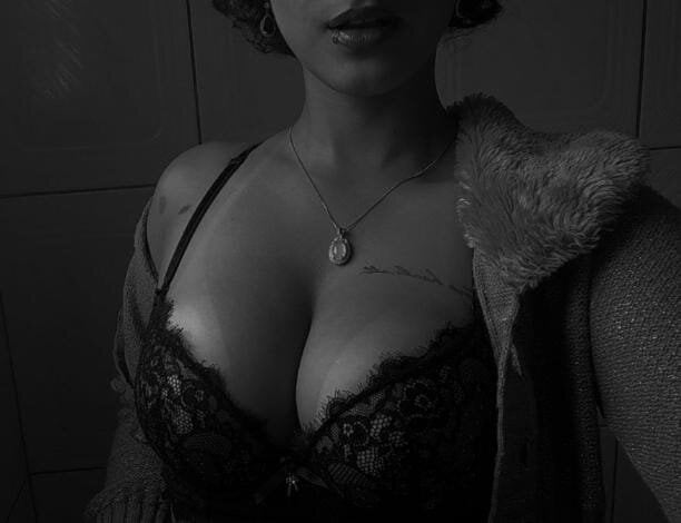 watchgirlcam.com rubyzinha_izzx livesex profile in wwwassgives cams