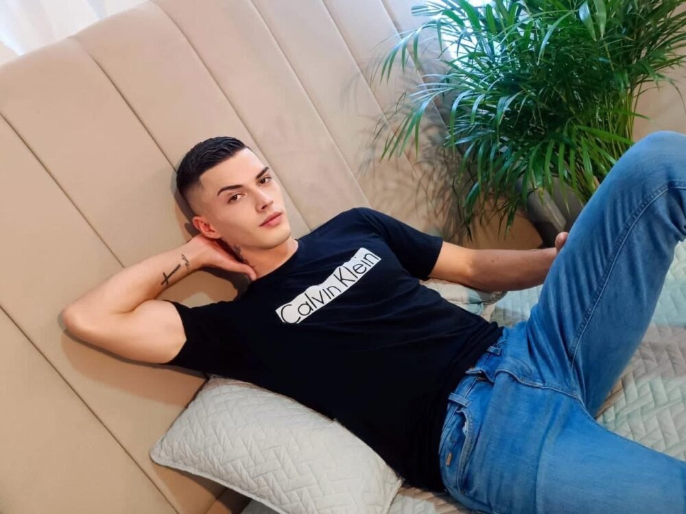 Watch  eros_jupiter live on cam at StripChat