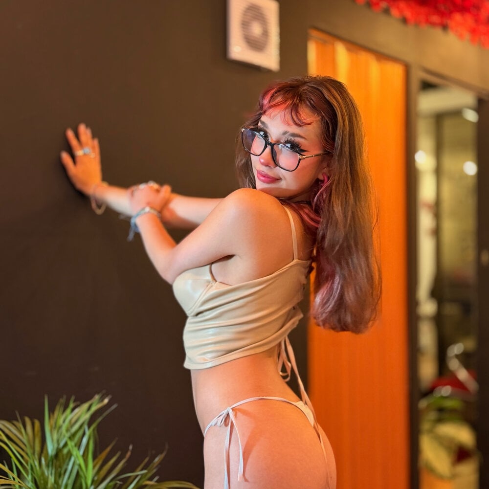 pornos.live laracooper_ livesex profile in granny cams