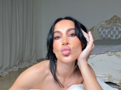 sincerely_c Live Cam on StripChat