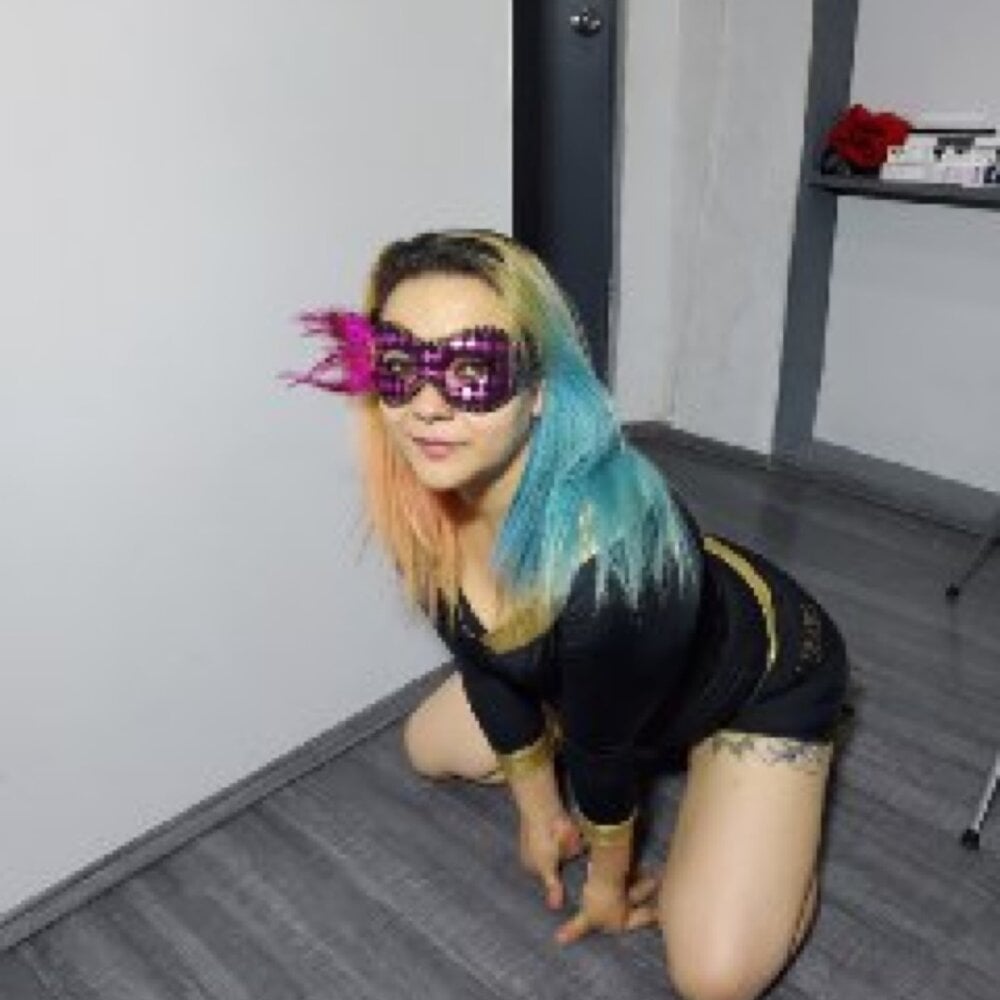 Anasabroza live cam model at StripChat
