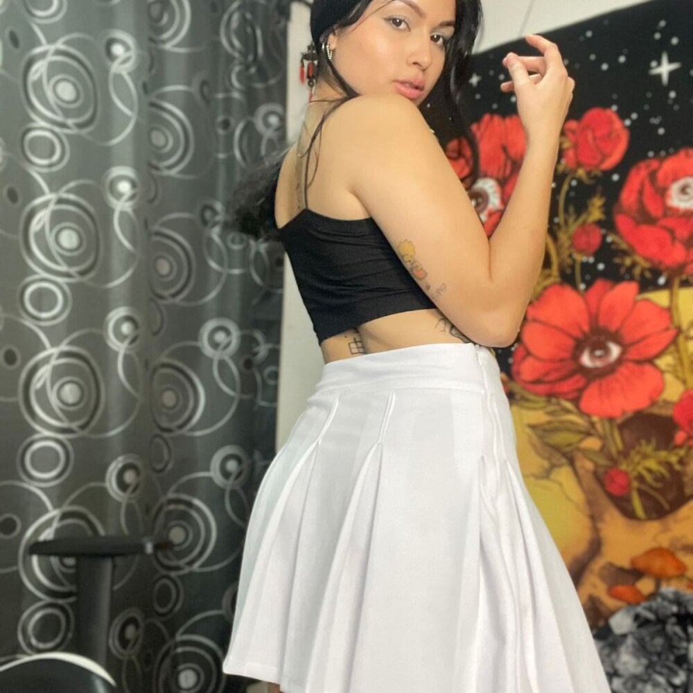 Live sex webcam photo for merihot23 #290210780