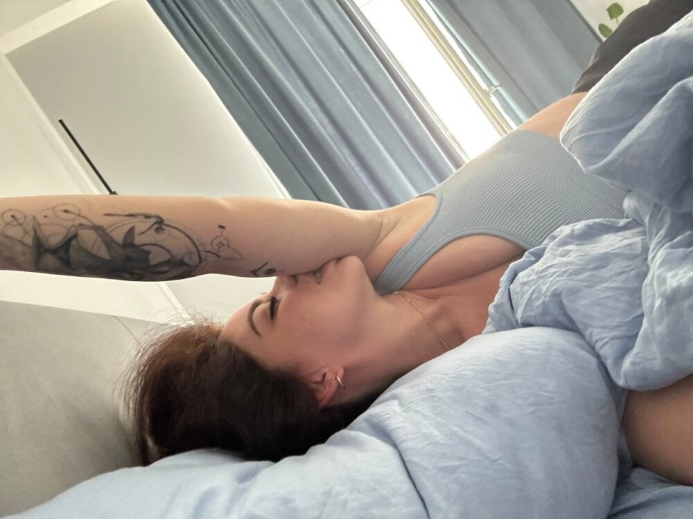 brilliant-dew-kiss from stripchat