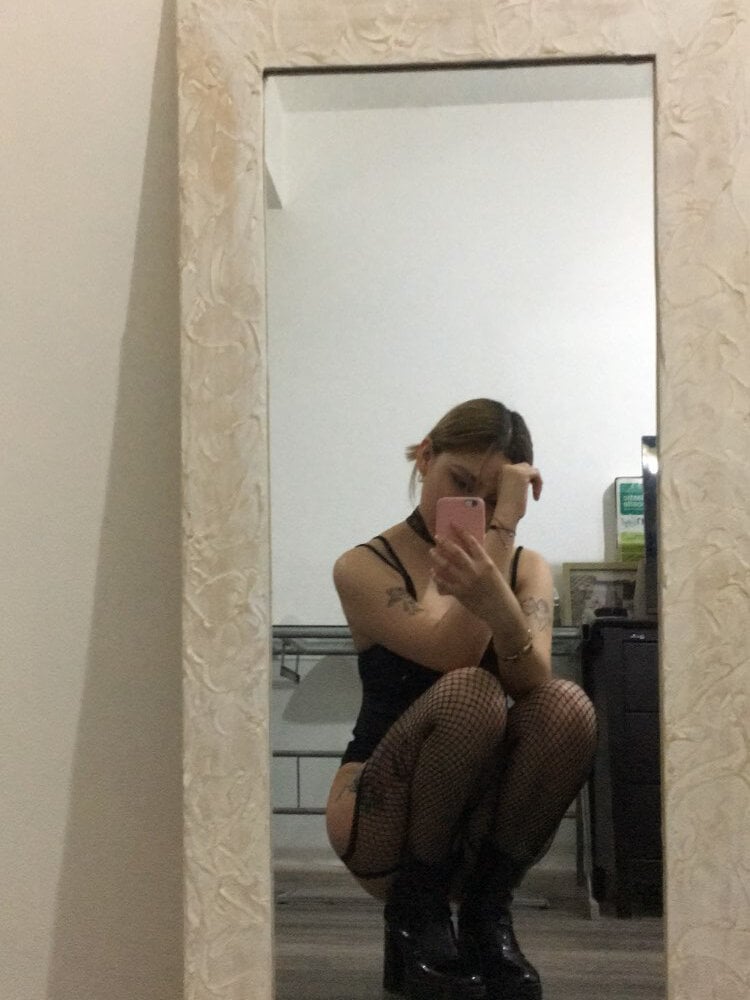 stripchat miavelvet1111 webcam profile pic via pornos.live