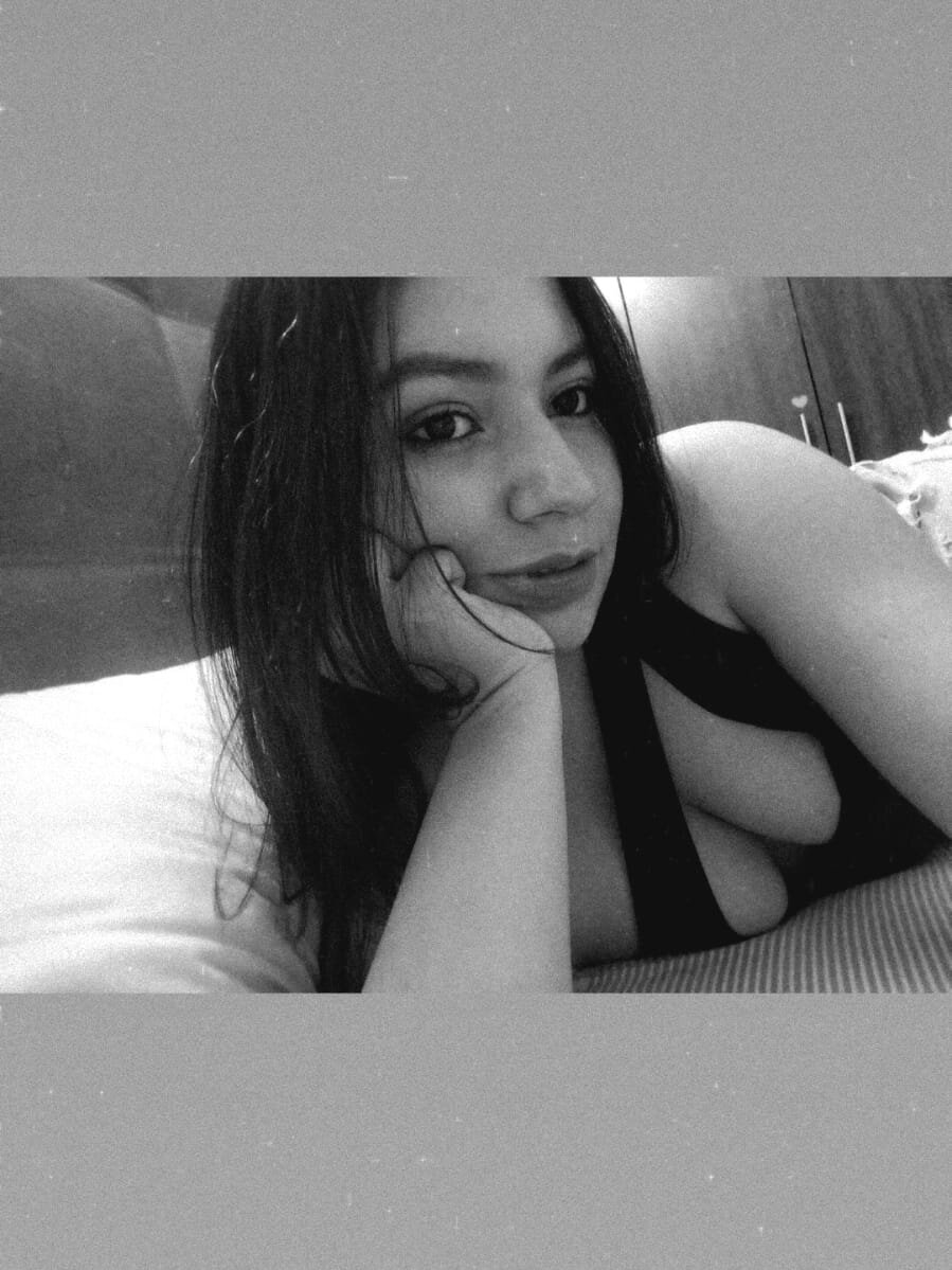 badgirlwebcam.com anyyy_23 livesex profile in on-your-laps cams