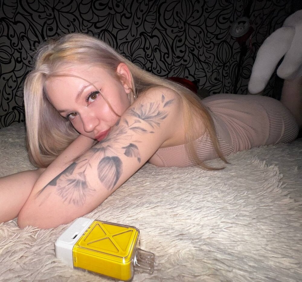 Watch Ariccenaa live on cam on StripChat