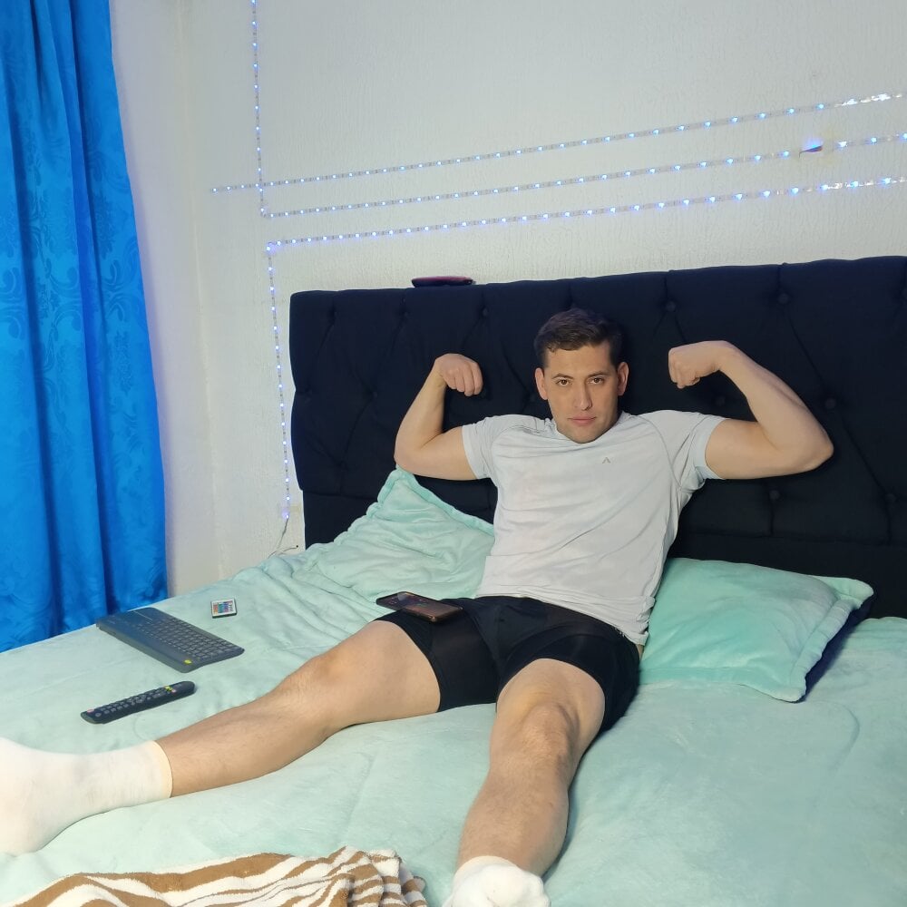 chrisbrowm17 from stripchat