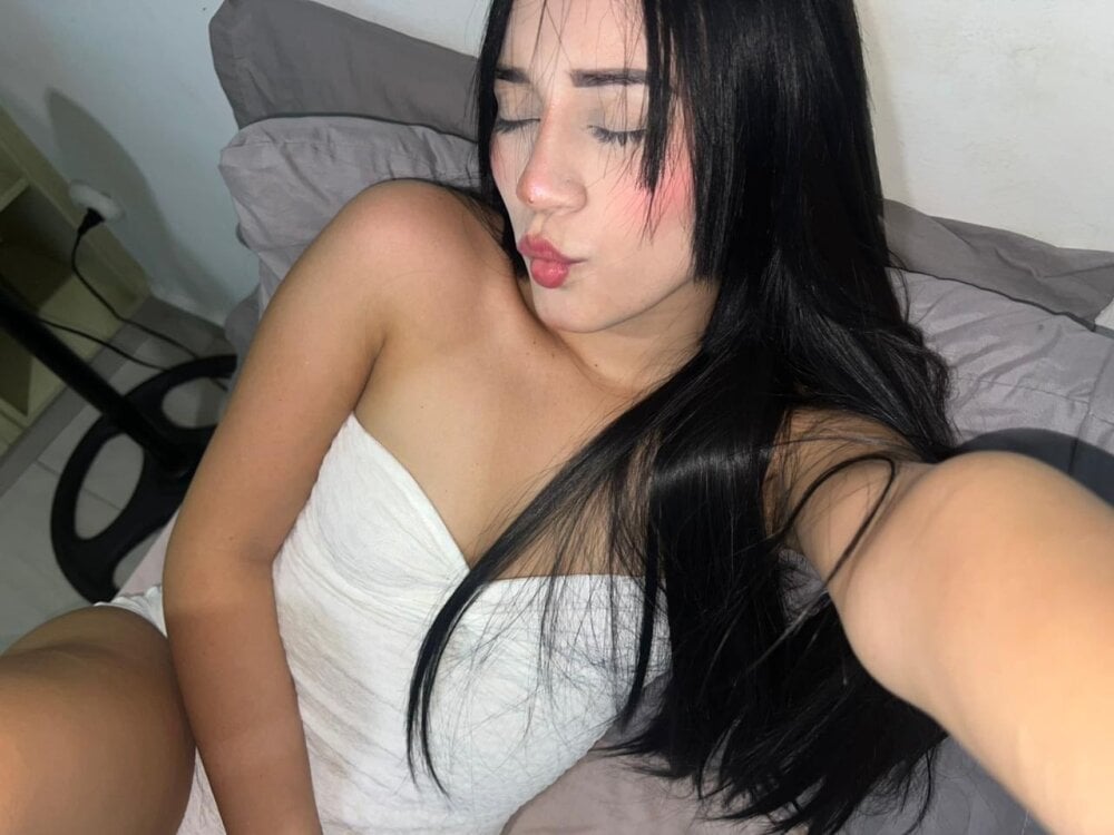 EmmaFerrer__'s Offline XXX Chat