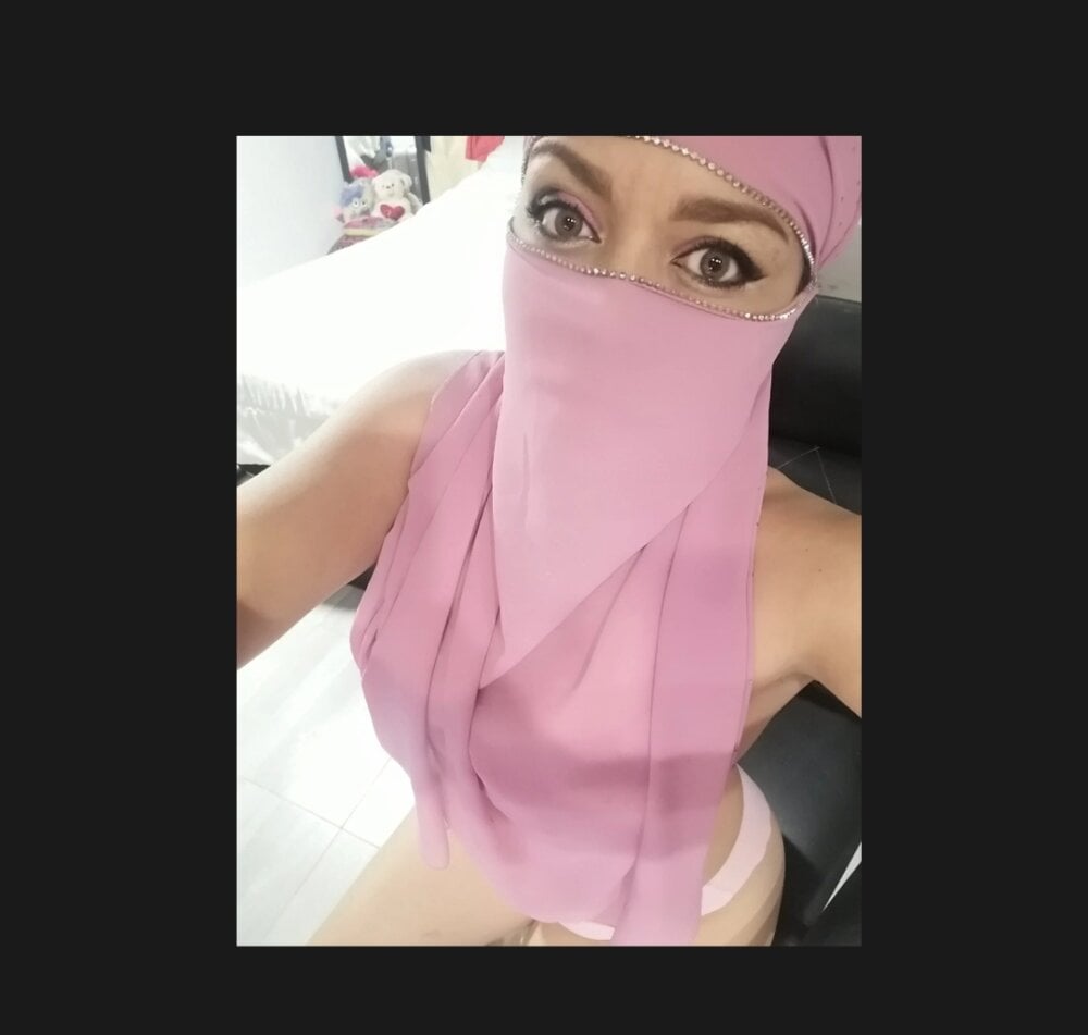 Watch nadia__abaud live on cam at StripChat