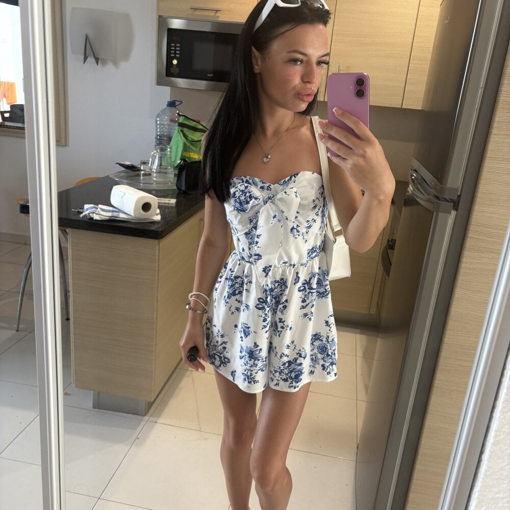 mega-camsex.net camillacx livesex profile in right-behind-the-screen cams