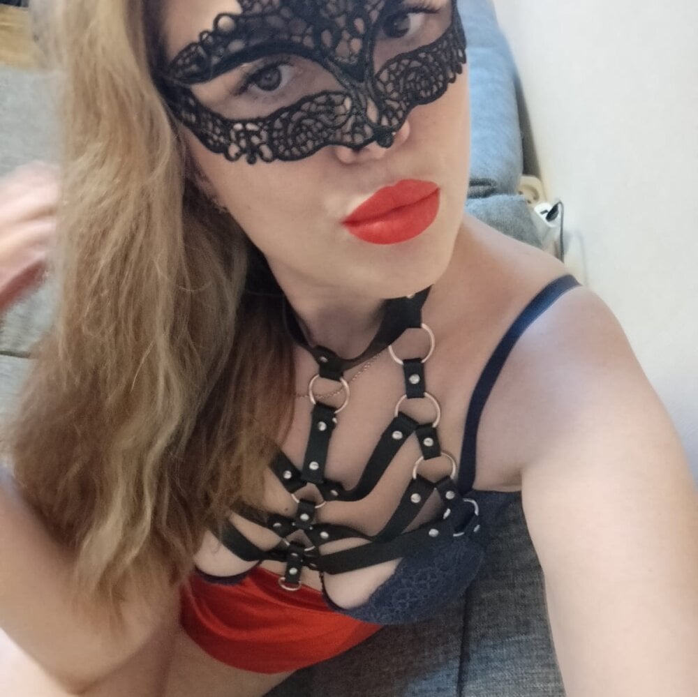 stripchat sofiabells webcam profile pic via coupleslivesex.com