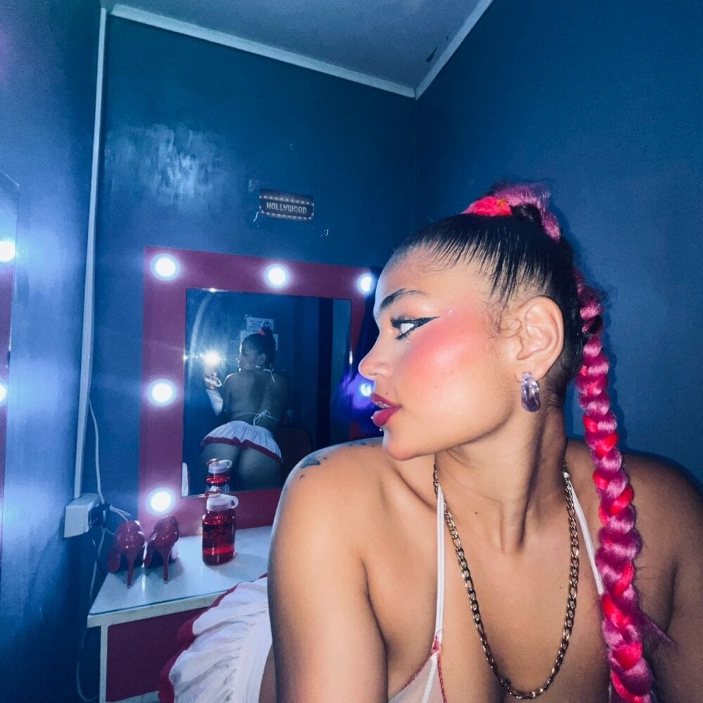 stripchat greicie_sorni webcam profile pic via glamcambabes.com