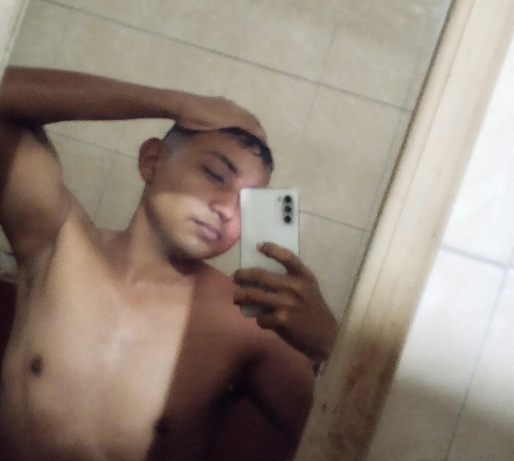 hot-boy_o's Offline XXX Chat