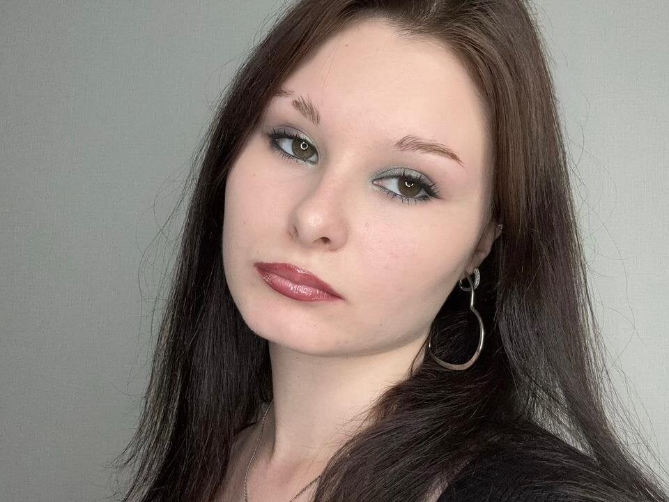 sexlivecamsites.com ericagonzales livesex profile in in-the-enchanted-garden cams
