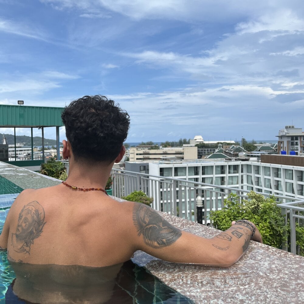 whitemochaboi from stripchat