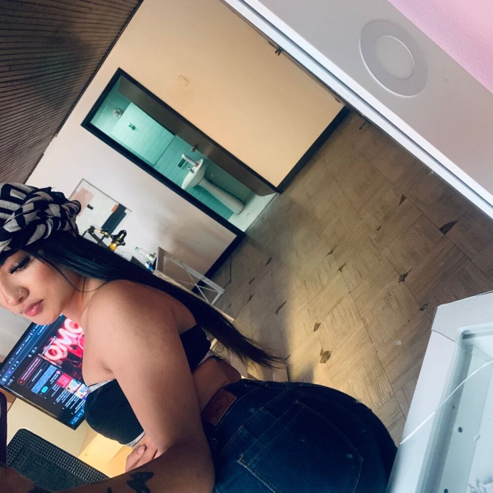 sexcityguide.com cleonoirpink_ livesex profile in small-town-in-poland cams