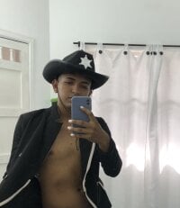 Camil_taylor's Offline Chat Room