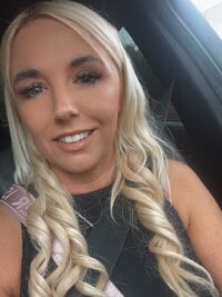 Blonde-MissCheeky's Offline Chat Room