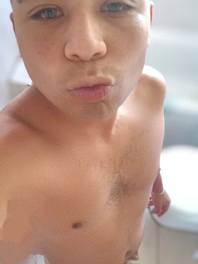 Kias32 Male Bisexual Strip Webcam