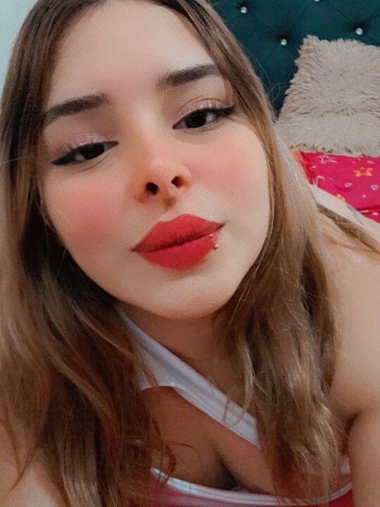 Nahomy_cm live cam model at StripChat