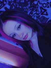 Daniela_pink1's Offline Chat Room