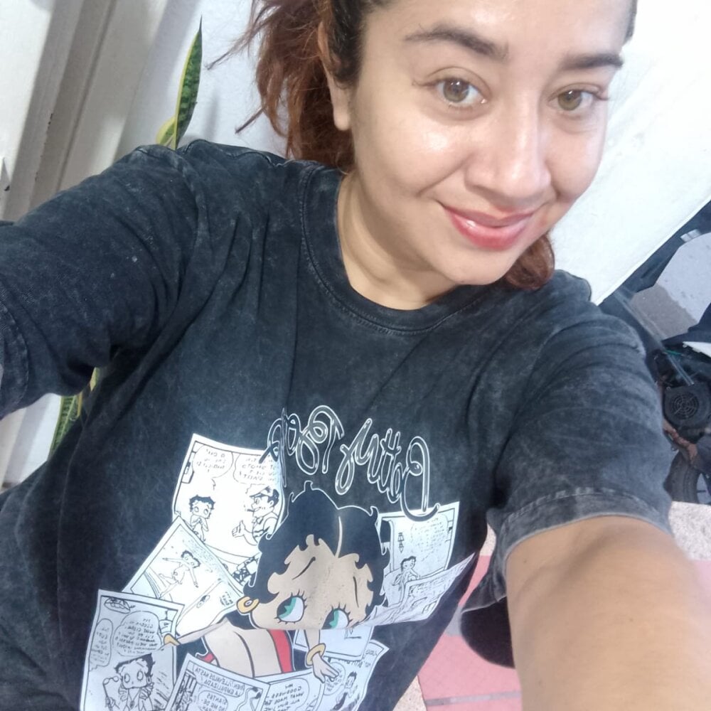 naive_natty10's Offline XXX Chat