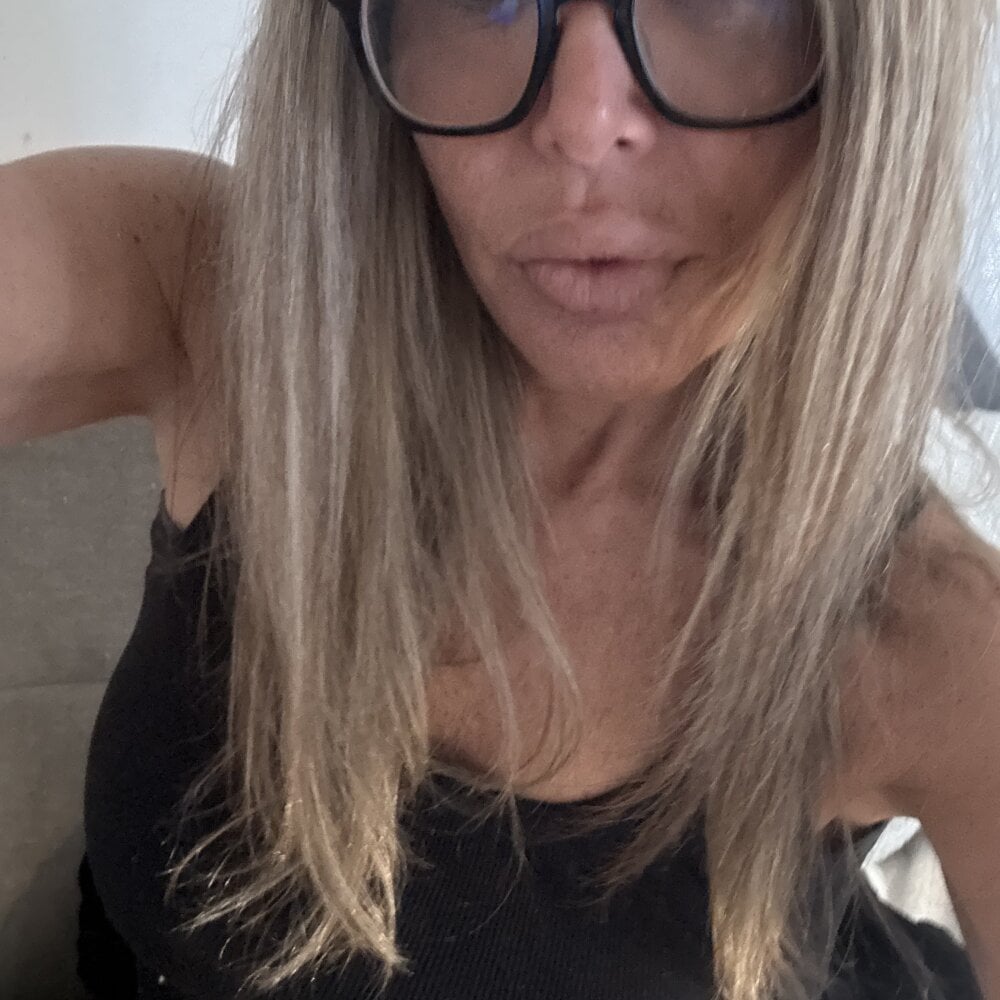 myliveeroticcams.com alexadanielle livesex profile in athletic cams