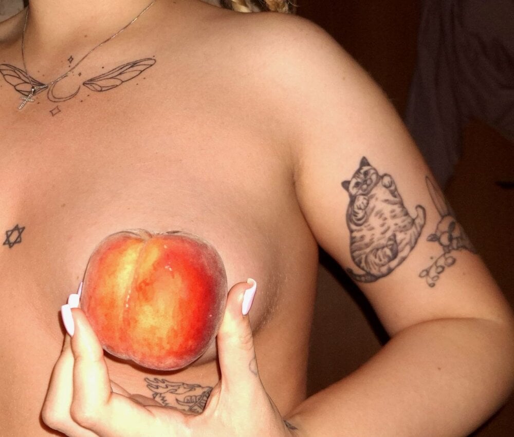 sexcam3d.net desiree_doll livesex profile in white-hair cams