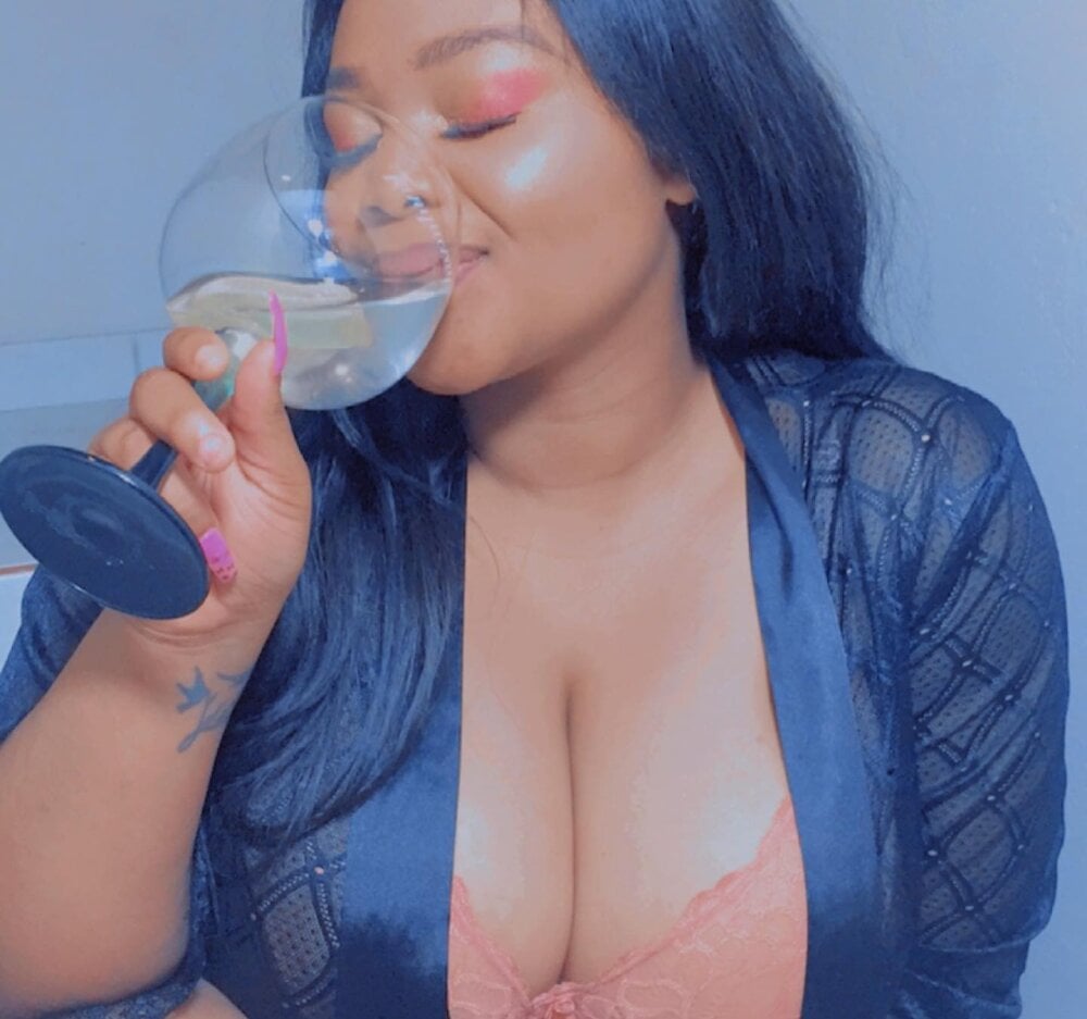 YummyEbonyTits' Offline XXX Chat